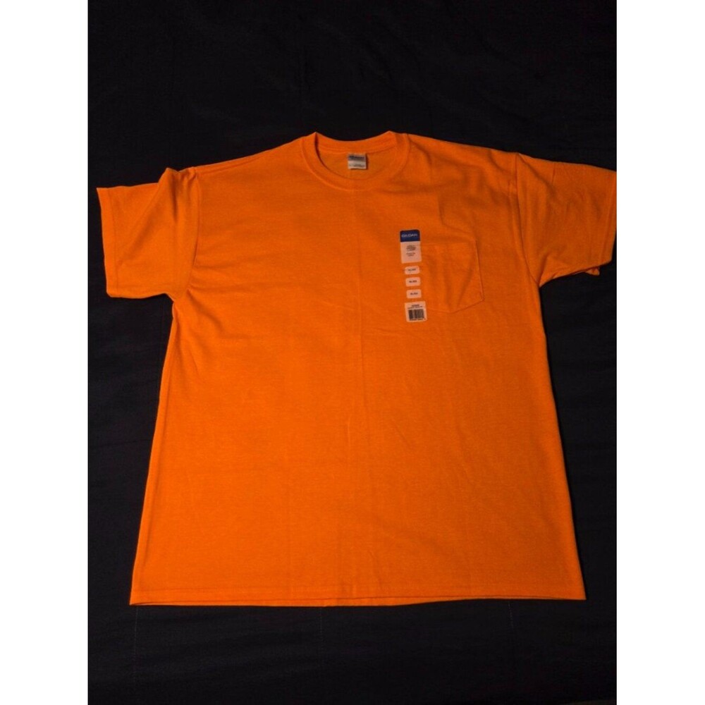 GILDAN POCKET T SHIRT. MENS XL.